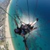 Alanya'da deniz ve dağ manzarası eşliğinde yamaç paraşütü macerası.