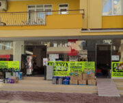 Alanya Çarşı Ucuzluk Züccaciye mağazasında mutfak gereçleri ve ev aksesuarları raflarda sergileniyor