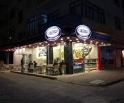 Türkmenoğlu Baklava OBA Alanya şubesinde vitrine dizilmiş fıstıklı ve cevizli geleneksel baklava çeşitleri