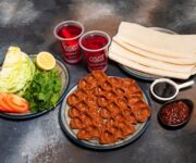 Alanya Merkez’de bulunan Oses Çiğ Köfte şubesinde hazırlanan taptaze çiğköfte dürüm sunumu