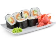 Sushilux Alanya restoranında şık sunumla servis edilen taze sushi çeşitleri