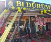 Bİ DÜRÜM Alanya dış cephesi ve servis tepsisinde sunulan et dürüm tabakları