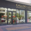 Gallery Crystal mağazası vitrininde şık kristal ürünler, dekoratif aksesuarlar ve cam objeler