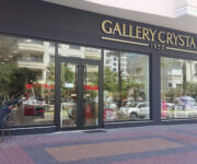 Gallery Crystal mağazası vitrininde şık kristal ürünler, dekoratif aksesuarlar ve cam objeler