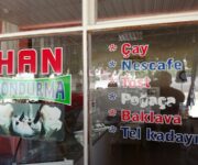 Alanya’da Han Dondurma tezgâhında renkli el yapımı dondurma çeşitleri ve külah sunumları