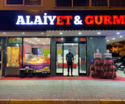 Alanya’da taze ve gurme et ürünleri sunan Alaiye Et Gurme’de dana, kuzu ve tavuk çeşitleri hijyenik koşullarda hazırlanıyor.