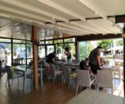 Alanya’nın tepelerinde, deniz ve kale manzarasına karşı konumlanmış Yamaç Cafe’nin açık terasında, Türk kahvesi, serpme kahvaltı ve gün batımı eşliğinde huzurlu masa sunumu