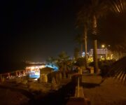 Sahil Cafe & Bar Alanya’nın denize sıfır konumunda, gün batımı manzaralı açık oturma alanı ve içecek servisi.