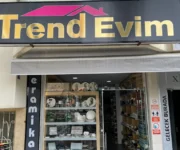 Trend Evim Avsallar mağazası, modern ev dekorasyonu, perde, halı, nevresim ve ev tekstili ürünleriyle dolu vitrin görünümü