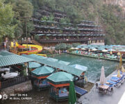 Alanya Dimçayı’nda doğal çam ormanlarının içinde akan berrak nehir; üzerindeki restoran salıncakları, serinletici sular ve doğayla iç içe masalarla birlikte görüntülenmiş