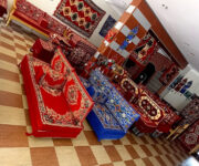 Alanya Şark Köşesi mağaza içi görüntüsü, rengarenk baharatlar, kuruyemişler ve geleneksel Türk ürünleriyle dolu tezgah