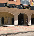 ARZ-I ENDAM BUTİK Alanya – Kadın giyim ürünlerinin modern, şık ve zarif tasarımlarla vitrinlerde sergilendiği butik mağaza.