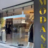 Modaşk Alanya – Modern ve şık kadın giyim ürünlerinin vitrinlerde sergilendiği butik mağaza.