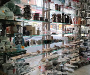 Derya Züccaciye mağazasında mutfak gereçleri, ev dekorasyon ürünleri ve şık aksesuarlar raflarda sergileniyor