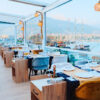 İzmir Balık Restaurant’ta taze deniz ürünleri ve zengin meze çeşitleri ile şık bir masa düzeni.
