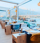 İzmir Balık Restaurant’ta taze deniz ürünleri ve zengin meze çeşitleri ile şık bir masa düzeni.