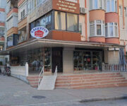 Tacettin Hilal Züccaciye mağazası iç mekan görüntüsü ve çeşitli mutfak ürünleri