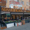 Mia Cafe Bar Bistro Lounge’un şık ve modern tasarımlı iç mekânında, sıcak aydınlatma altında servis edilen gurme tabaklar ve özel kokteyller.