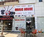 Music House Store Mahmutlar’da bağlama, gitar, keman, piyano, şan eğitimi ve konservatuvar hazırlık dersleri ile profesyonel enstrüman satış hizmeti.