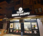 Yusuf Berber Salonu – Alanya’da erkek kuaför hizmetleri sunan modern ve hijyenik berber salonu.