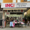 İnci Bay & Bayan İç Giyim mağazasında kadın ve erkek iç çamaşırları, pijamalar ve rahat ev giyim ürünleri vitrinlerde şık ve düzenli bir şekilde sergileniyor – Alanya’da kaliteli iç giyim adresi.