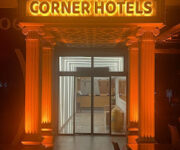 Alanya’daki Aslan Corner Hotel’in şehir merkezine yakın konumlu binası ve modern otel girişi