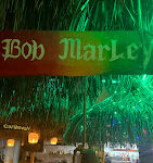 One Love Reggae Bar’da tropikal reggae atmosferinde, renkli dekorasyonlar ve keyifli müzik eşliğinde eğlenen misafirler.