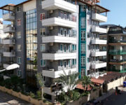 Casa Cleo Apart’ın modern binası, balkonlu daireleri ve sakin sokak manzarasıyla birlikte gündüz saatlerinde görüntülenmiş