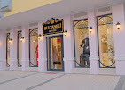 Sultaneli Giyim Mağazası Alanya – Modern, şık ve kaliteli kadın giyim ürünlerinin vitrinlerde sergilendiği butik mağaza.