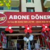 Abone Döner’de lavaş içerisinde bol malzemeli et döner dürüm; yanında patates kızartması ve ayranla birlikte servis edilmiş