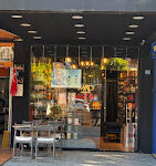 MAD Parfüm Alanya Mahmutlar mağazasında sergilenen kadın ve erkek parfüm şişeleri ve markalı koku ürünleri.