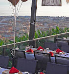 La Perla Restaurant’ta deniz manzarası eşliğinde şık bir masa düzeni ve gurme lezzetler.