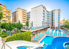 Big Blue Sky Hotel Alanya’da modern otel binası, açık havuz ve güneşlenme teraslarıyla tatil alanı.