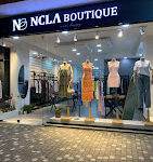 NCLA Boutique mağazasında modern ve şık kadın giyim koleksiyonu, zarif vitrin tasarımıyla sergileniyor.