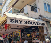 Sky Souvenir mağaza vitrini ve hediyelik eşya reyonları