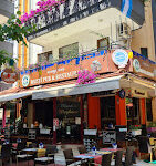 Musti's Restaurant’ta şık sunumlu yemekler ve sıcak atmosfer.