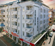 Ergün Hotel’in merkezi konumdaki binası, balkonlu odaları ve teras alanı ile birlikte güneşli bir Alanya gününde görüntülenmiş