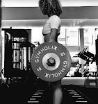 ATHLETIX FITNESS salonunda üyeler, modern ekipmanlarla güç ve kardiyo antrenmanı yapıyor.