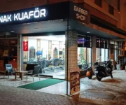 Konak Kuaför – Alanya’da kadın ve erkek saç kesimi, renklendirme ve bakım hizmetleri sunan modern kuaför salonu.
