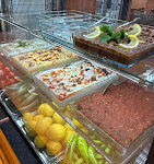 Oba Dürüm'de servis edilen bol malzemeli Adana dürüm ve yanında közlenmiş biber ile taze ayran sunumu