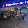 Mystery Steak House’da ızgara et tabağı ve şık masa düzeni