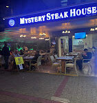 Mystery Steak House’da ızgara et tabağı ve şık masa düzeni