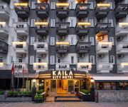 Kaila City Hotel’in modern mimarili dış cephesi, balkonlu odaları ve şehir merkezine yakın konumuyla gündüz vakti görüntülenmiş