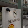 Seasons Restaurant by Mutlu Şevket Yılmaz’da şık masa düzeni, özenle sunulmuş yemekler ve modern restoran iç mekanı.
