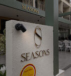 Seasons Restaurant by Mutlu Şevket Yılmaz’da şık masa düzeni, özenle sunulmuş yemekler ve modern restoran iç mekanı.