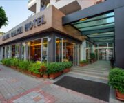 Denize yakın konumda bulunan Alanya Beach Hotel’in dış cephesi ve balkonlu odaları