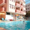 Maren Beach Apart Hotel’in giriş cephesi ve “Maren Beach Suite Otel” tabelasıyla birlikte görüntüsü.