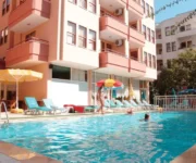 Maren Beach Apart Hotel’in giriş cephesi ve “Maren Beach Suite Otel” tabelasıyla birlikte görüntüsü.