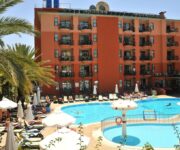 Smartline Sunpark Marine Hotel’in Alanya Oba’daki açık yüzme havuzu ve modern otel yapısı.