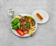 Alanya’daki Ali Ustanın Yeri'nde servis edilen köfte ve tahinli piyaz tabağı